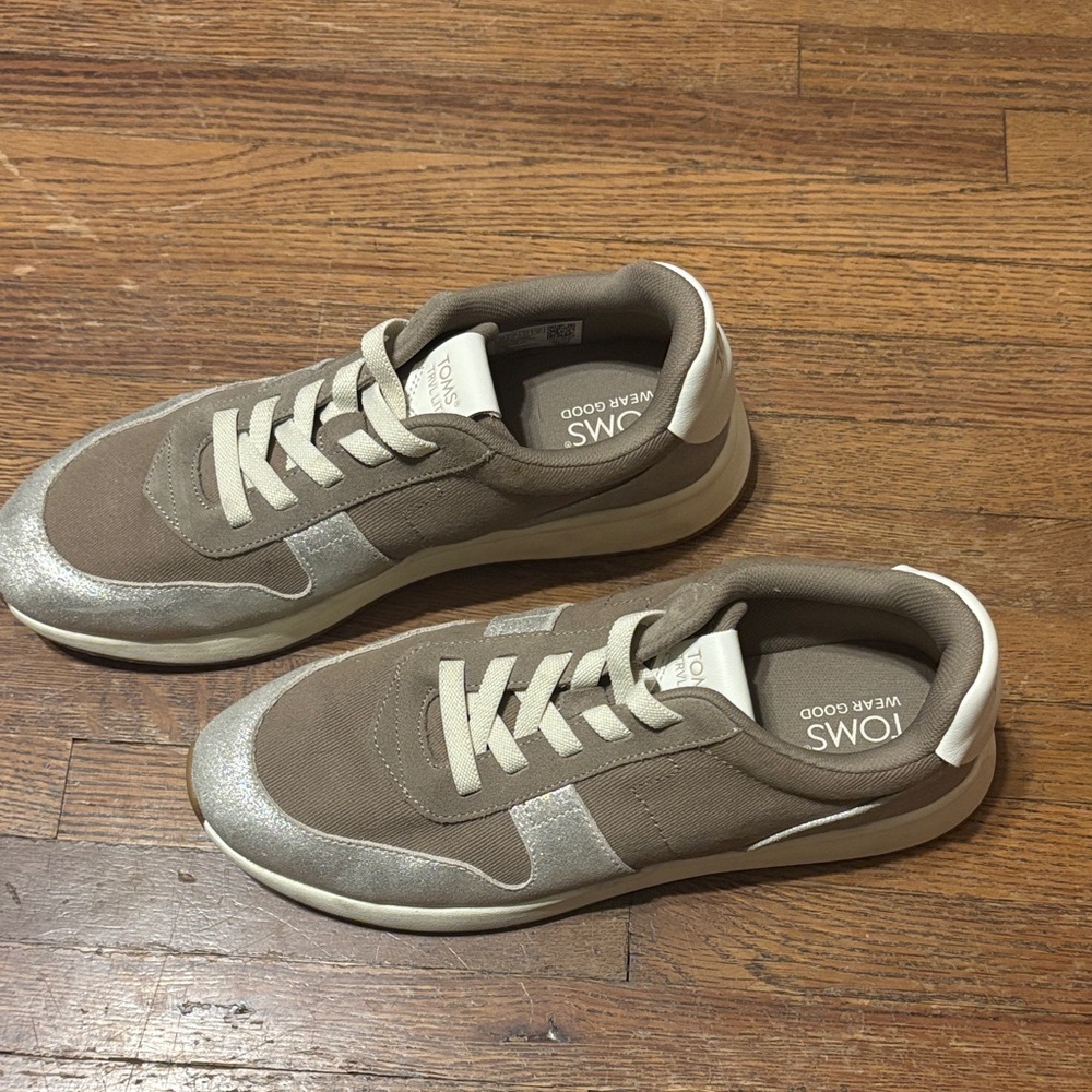 TOMS Men's Tan and Silver Sneakers